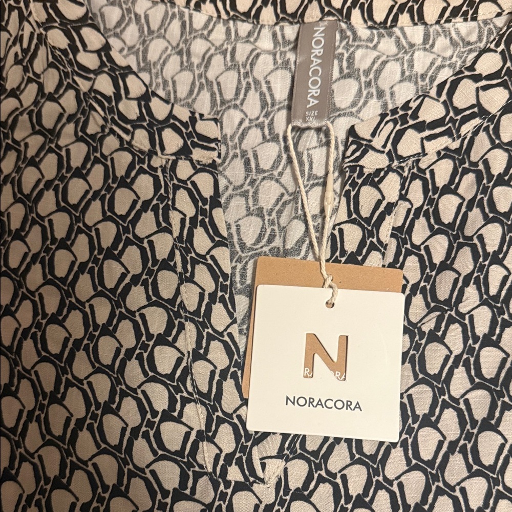 Noracora Black and White Patterned Women's Blouse - Picture 2 of 3